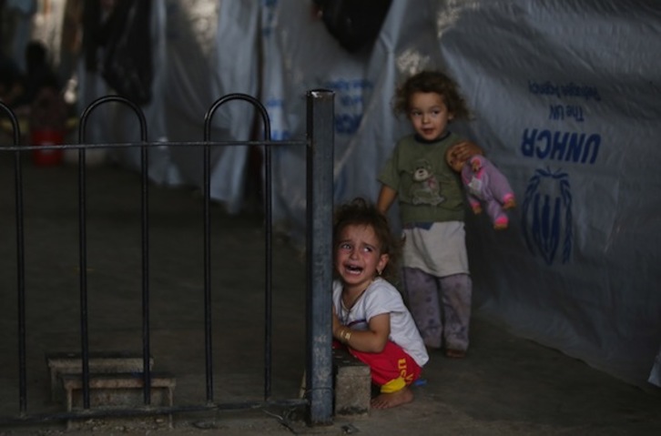 Dos niñas iraquíes, en un campamento para desplazados por la actividad del Estado Islámico. (Ahmad AL-RUBAYE/AFP PHOTO)