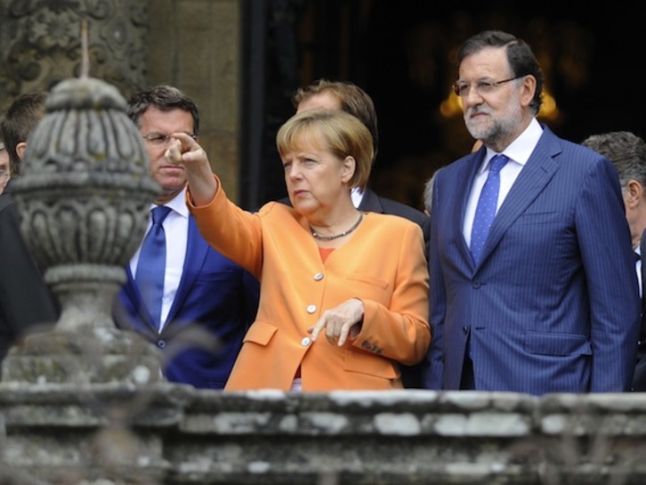Angela Merkel y Mariano Rajoy, a su salida de la catedral de Santiago de Compostela. (Miguel RIOPA/AFP PHOTO)
