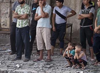 Palestinos observan las ruinas de lo que hasta escasos días había sido una mezquita. (Roberto SCHMIDT/AFP)