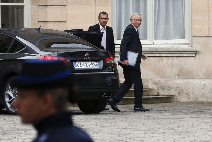 François Rebsamen Lan ministroa Matignonera iristen, Vallsekin biltzeko. (Thomas SAMSON/AFP) 