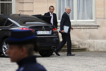 François Rebsamen Lan ministroa Matignonera iristen, Vallsekin biltzeko. (Thomas SAMSON/AFP) 