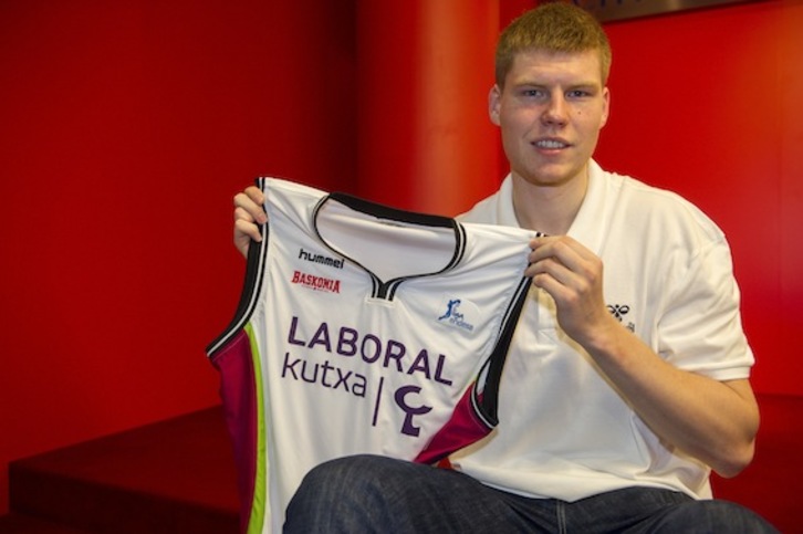 Davis Bertrans posa con la camiseta baskonista. (Juanan RUIZ/ARGAZKI PRESS)