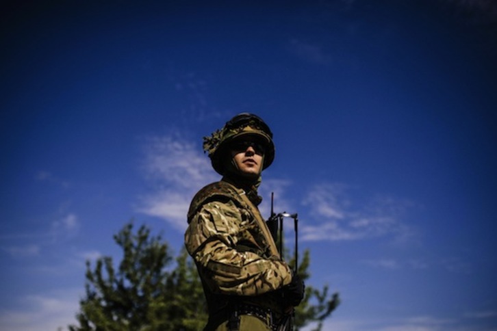 Un soldado del Ejército ucraniano, en un control de carretera. (Dimitar DILKOFF/AFP PHOTO)