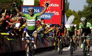 John Degenkolb, besoak jasota garaipena ospatzen. (Jose JORDAN/AFP PHOTO)