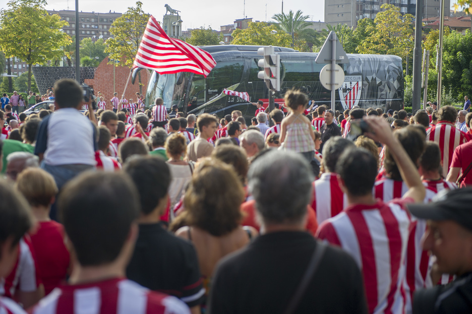 Zaletu ugari hotelera hurbildu dira, taldea babestera. (Juanan RUIZ/ARGAZKI PRESS)