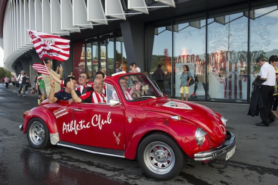 Auto pertsonalizatuak ere ez dira falta izan San Mamesen. (Monika DEL VALLE/ARGAZKI PRESS)