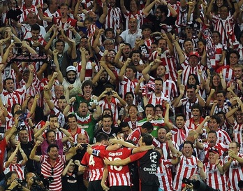 Los jugadores celebran, frente a una grada enloquecida, la victoria. (Rafa RIVAS/AFP PHOTO)