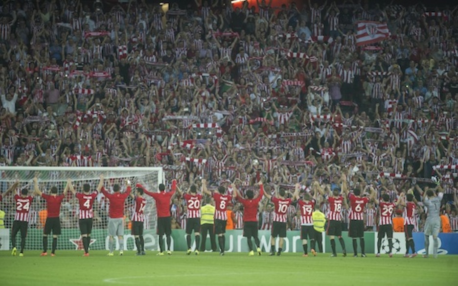 Jokalariak, zaletuen babesa eskertzen. (Monika DEL VALLE/ARGAZKI PRESS)