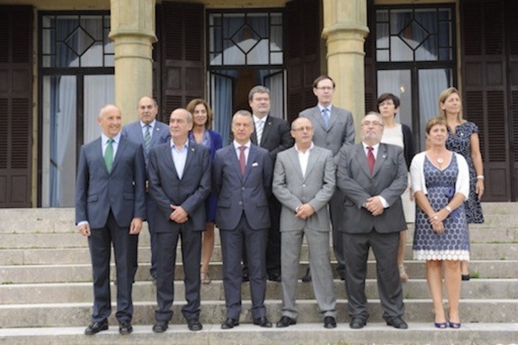 Foto de familia con el Gobierno Urkullu, el diputado general de Gipuzkoa, el alcalde de Donostia y el presidente en funciones de las Juntas. (Jon URBE / ARGAZKI PRESS)