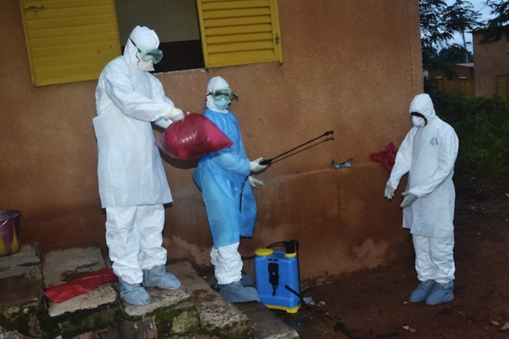 Tareas de desifección en un hospital de Guinea. (Cellou BINANI / AFP)