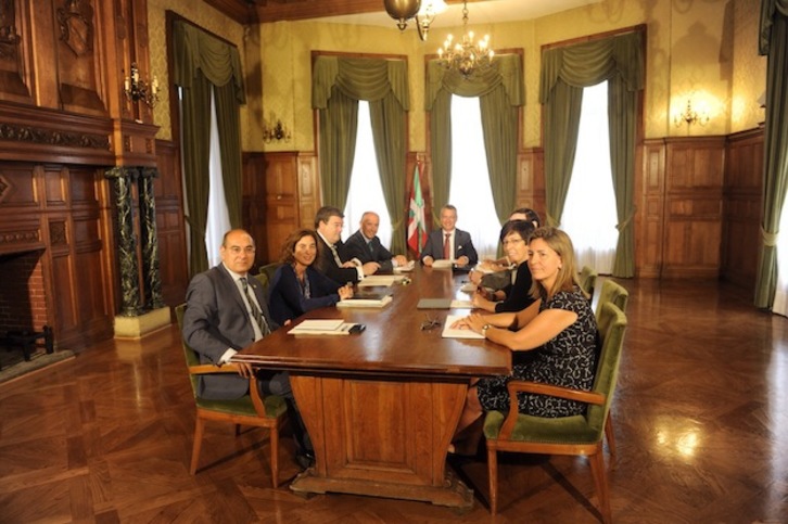 El Gobierno autonómico, reunido este jueves en el Palacio de Miramar. (Jon URBE / ARGAZKI PRESS)