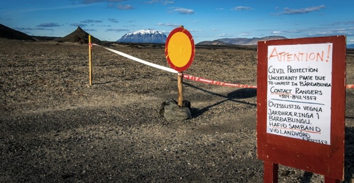 Cartel de advertencia en las cercanías del volcán Bardabunga. (Arni SAEBERG / AFP)