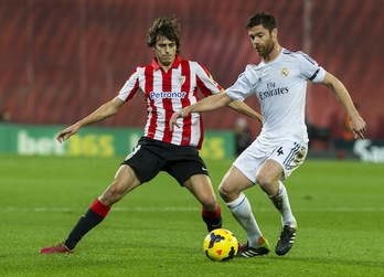 Alonso controla un balón en presencia de Iturraspe. (Monika DEL VALLE / ARGAZKI PRESS)