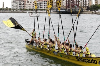 Los oriotarras celebran su triunfo en la ría. (ARGAZKI PRESS)