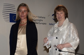 Federica Mogherini y Catherine Ashton han comparecido juntas en el encuentro de responsables de Exteriores de la UE. (Giuseppe ARESU / AFP) 