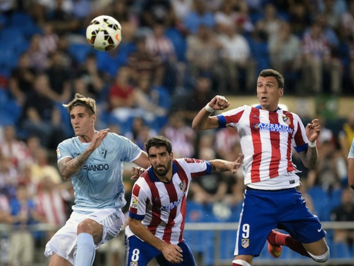Mandzukic ha anotado en este remate el segundo gol colchonero. (Dani POZO / AFP)