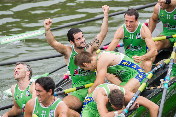 Hondarribiako arraunlariak garaipena ospatzen. (Marisol RAMIREZ / ARGAZKI PRESS)