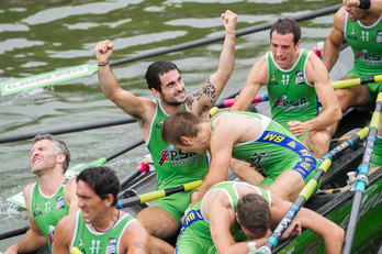 Hondarribiako arraunlariak garaipena ospatzen. (Marisol RAMIREZ / ARGAZKI PRESS)