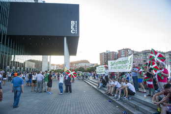 Elkarretaratzea BEC aurrean egin ditu. (Juanan RUIZ / ARGAZKI PRESS)