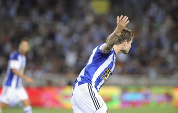 Iñigo Martínez celebra el primer gol marcado. (Jon URBE / ARGAZKI PRESS)