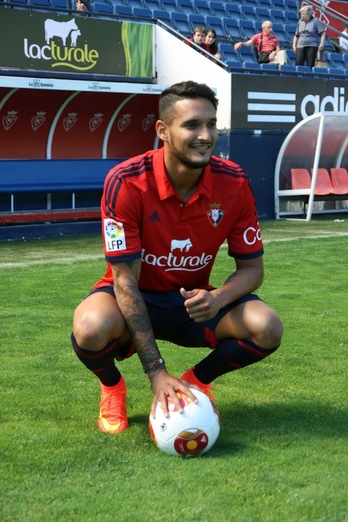 Cadamuro ha sido presentado este mediodía como jugador de Osasuna. (Natxo MATXIN)