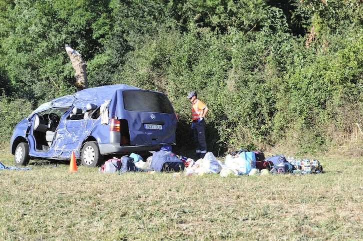 La furgoneta siniestrada es inspeccionada por un agente de la Policía Foral. (Idoia ZABALETA/ARGAZKI PRESS)