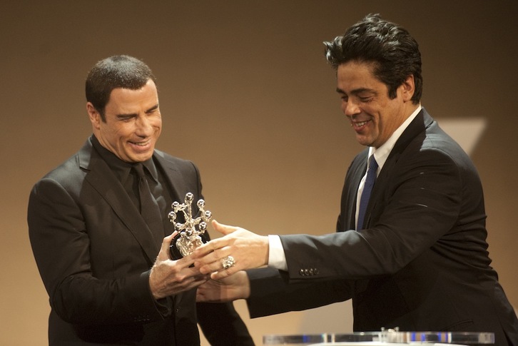 Benicio del Toro entrega el Premio Donostia a John Travolta en la edición de 2012. (Gari GARAIALDE/ARGAZKI PRESS)