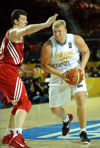 Omer Asik (izquierda) y Kyryl Natyazhko, en un momento del partido. (Rafa RIVAS/AFP)