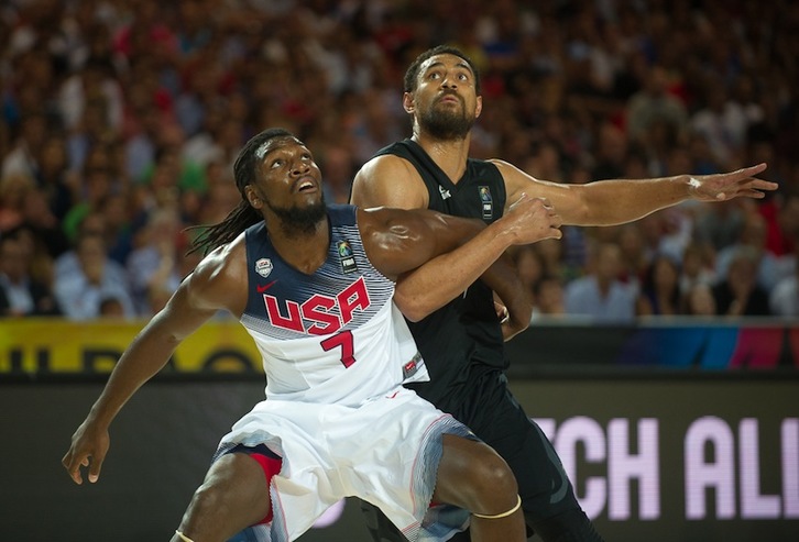 Un momento del partido entre EEUU y Nueva Zelanda. (Juanan RUIZ/ARGAZKI PRESS)