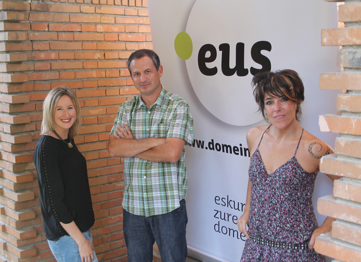 Los miembros de la Fundación puntuEus Lorea Arakistain Aizpiri, Josu Waliño Pizarro y Iratxe Esnaola Arribillaga. (puntuEUS)