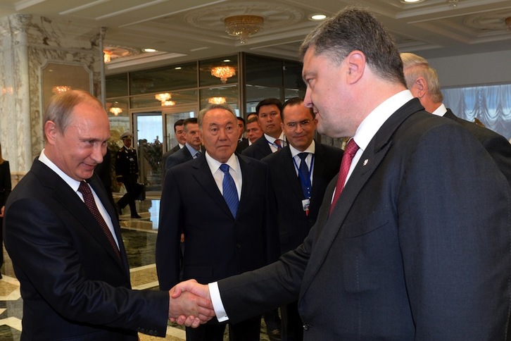 Putin y Poroshenko se saludan el pasado 26 de agosto en Minsk. (Sergei BONDARENKO/AFP)
