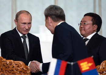 Vladimir Putin saluda a un miembro del Gobierno de Mongolia en presencia del presidente, Tsakhia Elbegdorj. (Aleksey NIKOLSKYI/AFP) 