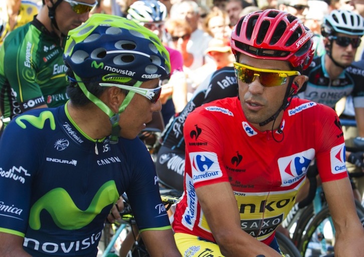 Nairo Quintana conversa con Alberto Contador al inicio de la etapa de hoy. (Jaime REINA/AFP)