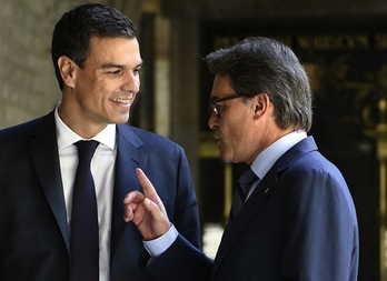 El secretario general del PSOE, Pedro Sánchez, y el President, Artur Mas, esta mañana en el Palau de la Generalitat. (Lluis Gené/AFP)