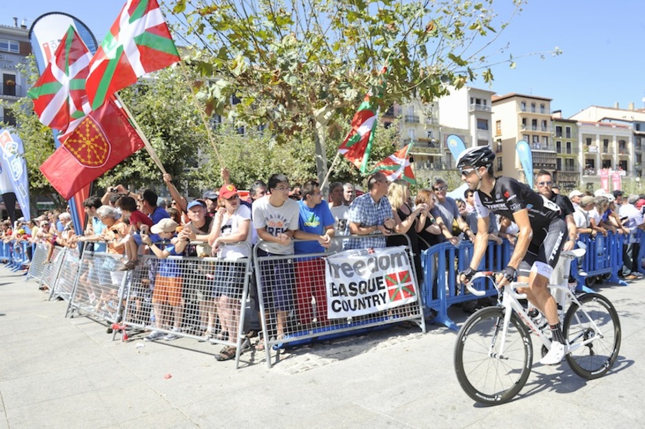 Aldarrikapena ez da falta izan Nafarroako hiriburuan. Ikurriña ugari ikusi dira Gaztelu plazan. (Idoia ZABALETA/ARGAZKI PRESS)