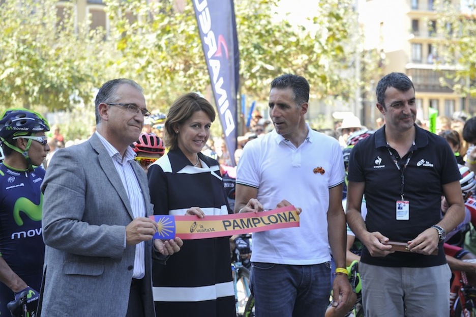 Etaparen hasiera agintariek eman dute, bandera espainolaren koloreak zituen zintaren mozketarekin. (Idoia ZABALETA/ARGAZKI PRESS)