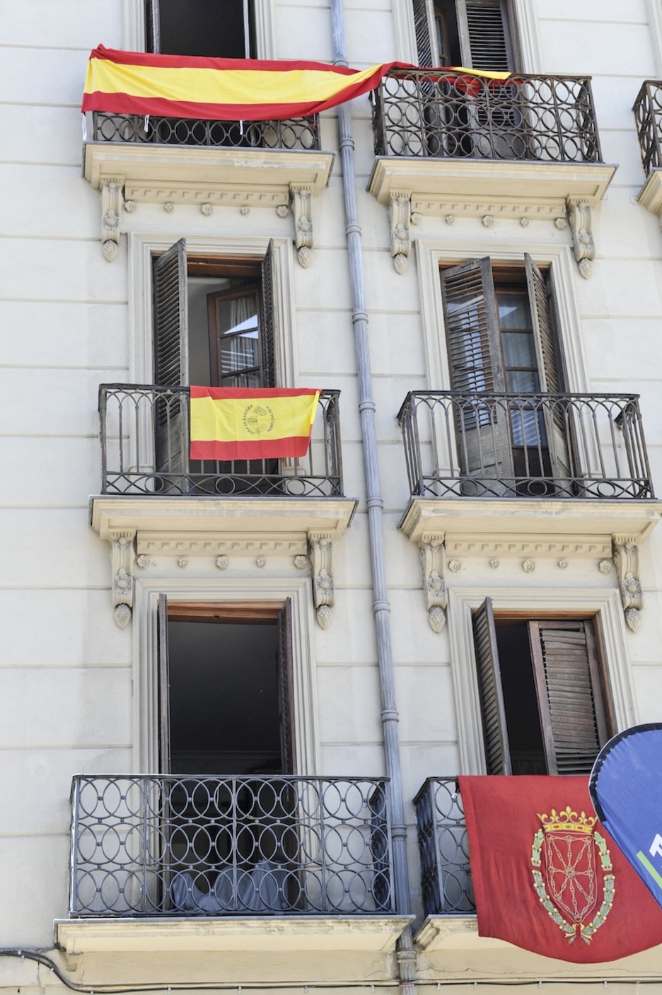 Bandera espainola eraikin bateko balkoietan. (Idoia ZABALETA/ARGAZKI PRESS)