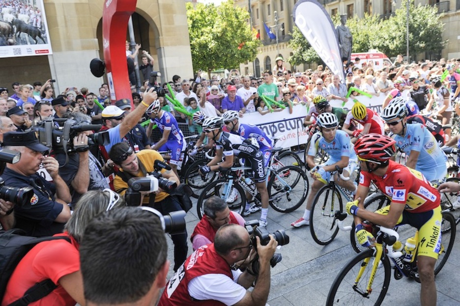 Txirrindulariak irteera puntuan. (Idoia ZABALETA/ARGAZKI PRESS)