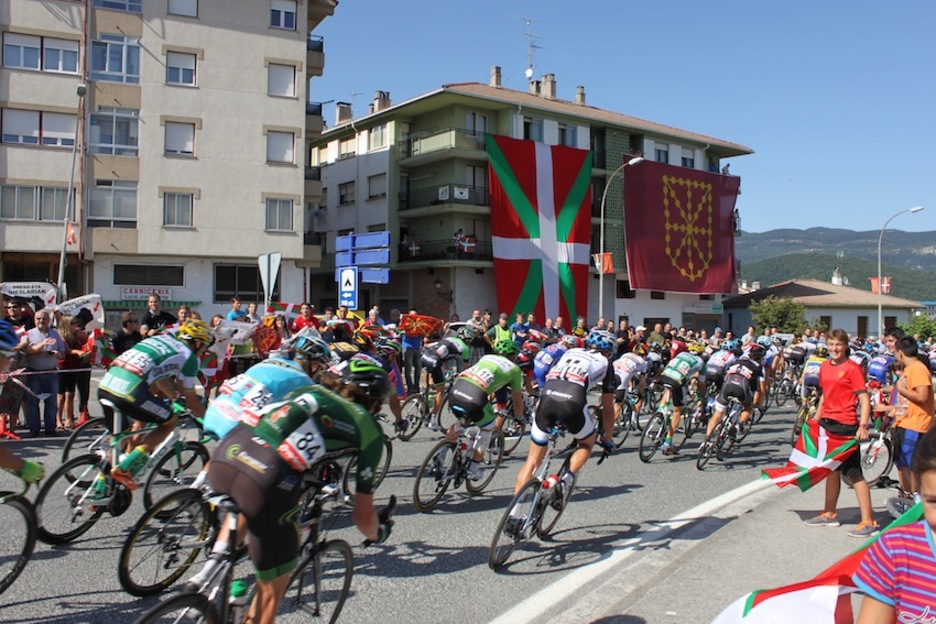 Tropela Etxarri Aranaztik pasatzean ere ikurrinak eta Nafarroako banderak ikusi dira. (Manu GOMEZ)