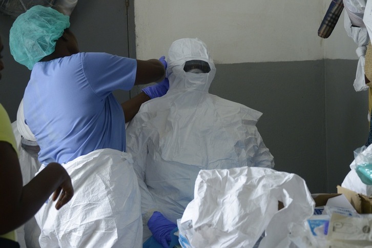 Erizain eta medikuak, Liberiako erietxe batean. (Dominique FAGET/AFP)