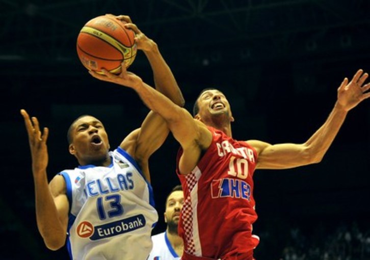 Un momento del partido entre Grecia y Croacia. (Cristina QUICLER/AFP)