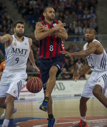 Adam Hanga, en un partido contra el Real Madrid. (Juanan RUIZ/ARGAZKI PRESS)