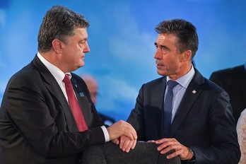 El presidente ucraniano, Petro Poroshenko, junto a secretario general de la OTAN, Anders Fogh Rasmussen. (Leon NEAL/AFP PHOTO)