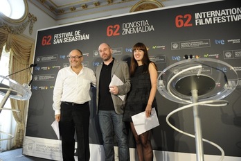 El director del certamen, José Luis Rebordinos (izquierda), junto con Joxean Fernández y Maialen Beloki, miembros del Comité de Dirección. (ARGAZKI PRESS)