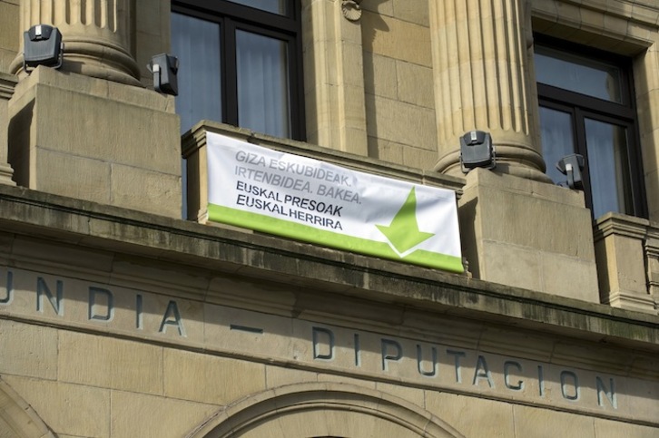 Cartel que el TSJPV obliga a quitar a la Diputación de Gipuzkoa. (Juan Carlos RUIZ/ARGAZKI PRESS)