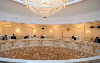 Representantes del Gobierno ucraniano, de los rebeldes, de la OSCE y de Rusia, en la reunión de Minsk. (Vasily MAXIMOV/AFP) 
