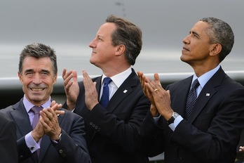El secretario general de la OTAN, Anders Fogh Rasmussen, junto a David Cameron y Barack Obama. (Leon NEAL/AFP PHOTO)