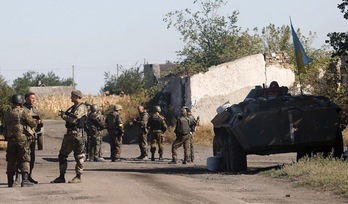 Soldados del Gobierno ucraniano patrullan en la frontera de Donetsk y Lugansk. (Anatolii STEPANOV/AFP) 