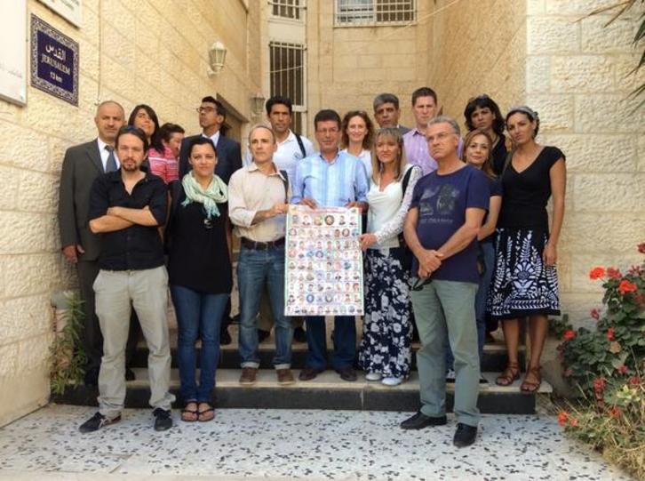 Los europarlamentarios de GUE/NGL muestran su apoyo a los presos palestinos. (@GUENGL)