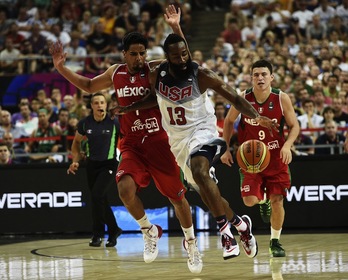 Un momento del partido entre EEUU y México. (Lluis GENE/AFP)